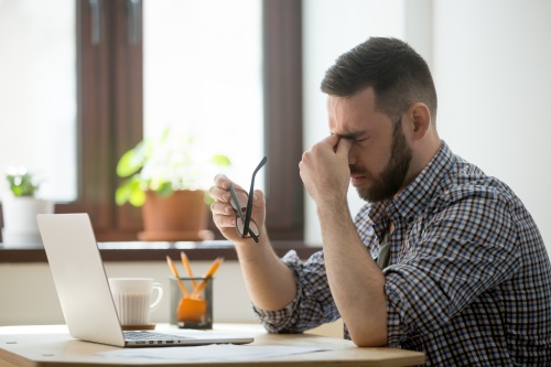 O uso prolongado de dispositivos eletrônicos também pode estar associado a outros problemas nos olhos.